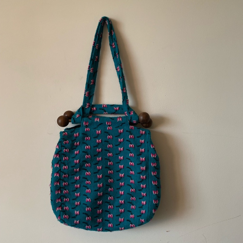 Vintage boho woven knit wooden handle basket purse